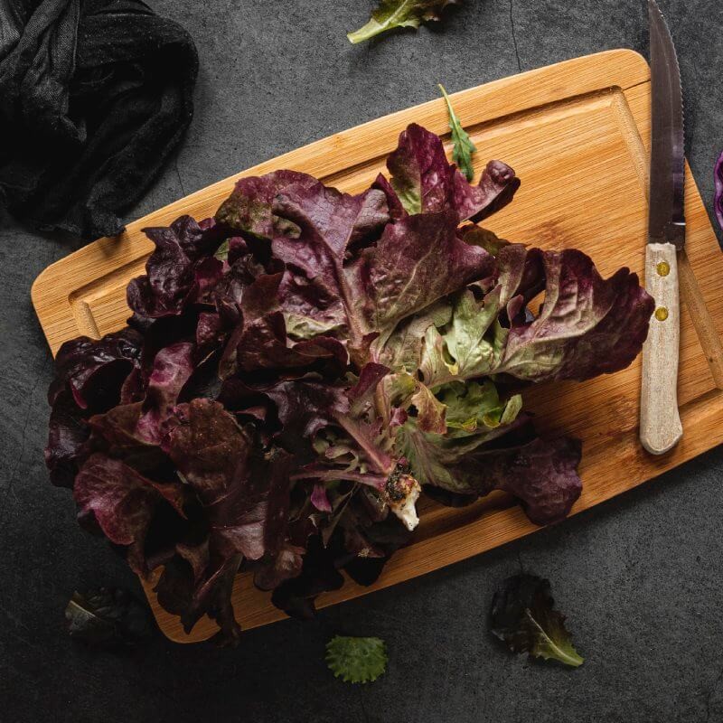 bio-salata-debolistna-czerwona-na-desce.jpg