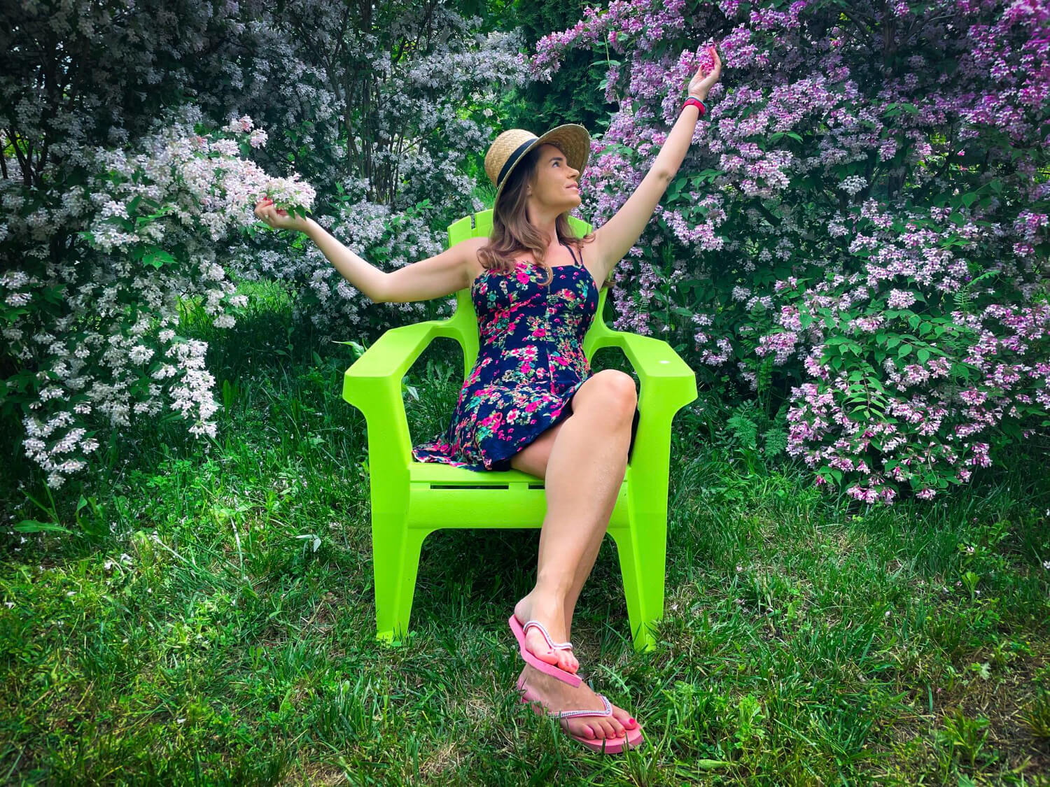 Relaks w ogrodzie pełnym kwiatów