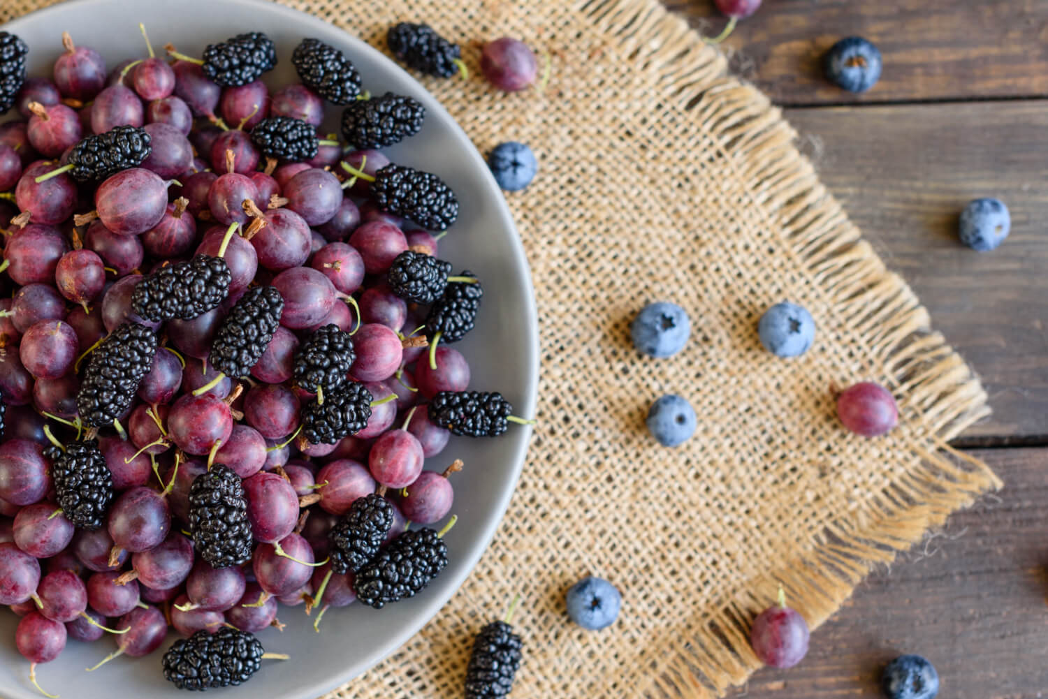 Fioletowe owoce jagody winogrona agrest