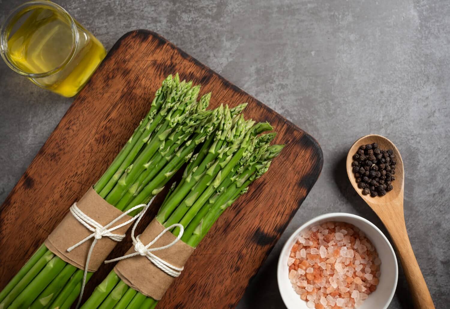 Zdrowe zielone szparagi jak je przyrządzić