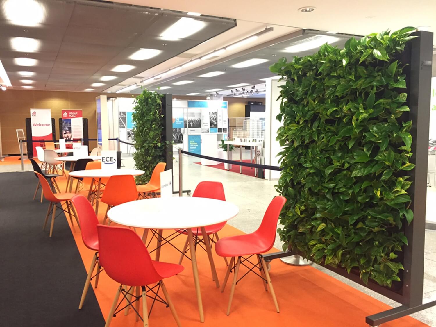 Zielona ściana w biurze z epipremnum